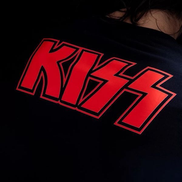 Футболка KISS з принтом Джина Симмонса і логотипом на рукавах, чорна, унісекс S-M 140419 140419 фото