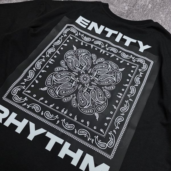 Футболка з принтом бандани і написом "ENTITY RHYTHM", чорна, унісекс S-M 140375 140375 фото